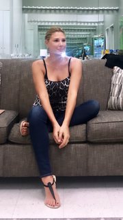 Daisy Fuentes feet photo thumbnail
