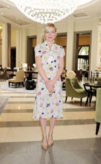 Kirsten Dunst feet photo thumbnail