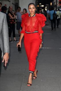Olivia Culpo feet photo thumbnail