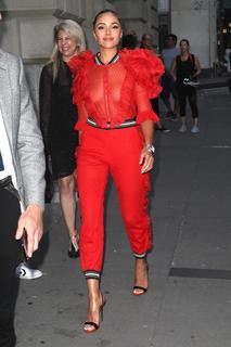 Olivia Culpo feet photo thumbnail