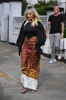 Rita Ora feet photo thumbnail