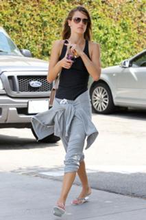 Alessandra Ambrosio feet photo thumbnail