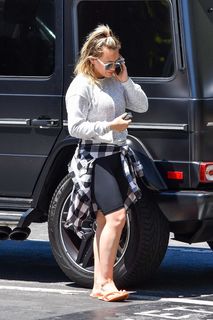 Hilary Duff feet photo thumbnail