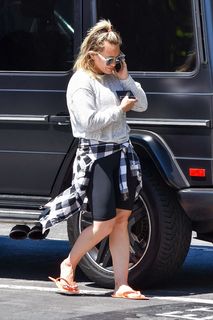 Hilary Duff feet photo thumbnail