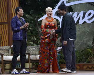 Katy Perry feet photo thumbnail