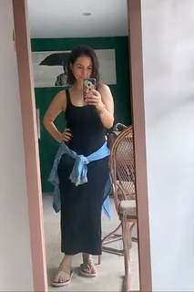 Claudia Lizaldi feet photo thumbnail