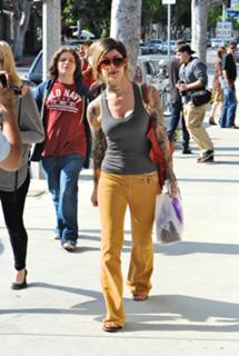 Katherine von Drachenberg feet photo thumbnail