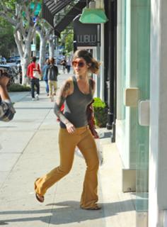Katherine von Drachenberg feet photo thumbnail