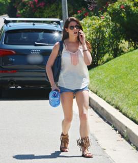 Ashley Greene feet photo thumbnail