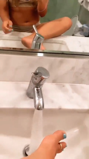 Kino MacGregor feet photo thumbnail