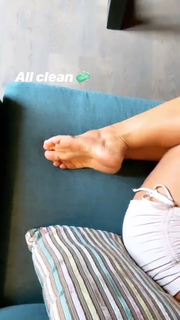 Kino MacGregor feet photo thumbnail