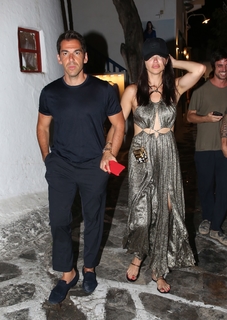 Adriana Lima feet photo thumbnail