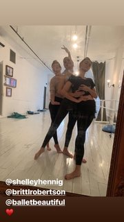 Phoebe Tonkin feet photo thumbnail
