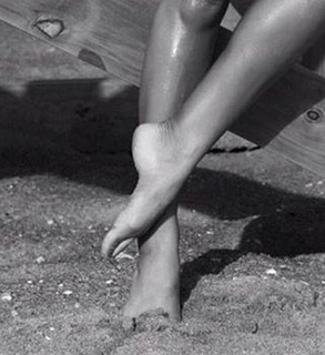 Carolina Ardohain feet photo thumbnail