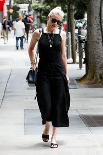 Amber Heard feet photo thumbnail