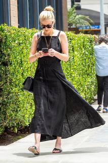 Amber Heard feet photo thumbnail