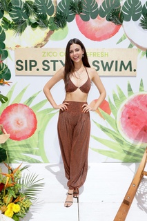 Victoria Justice feet photo thumbnail