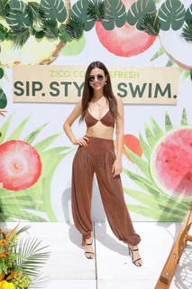 Victoria Justice feet photo thumbnail
