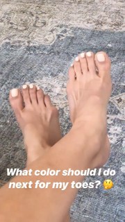 Emma Lovett feet photo thumbnail