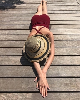 Olga Kurylenko feet photo thumbnail