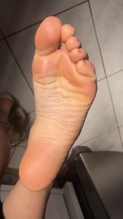 Alaine Crissiê feet photo thumbnail