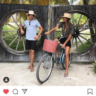 Elle Macpherson feet photo thumbnail
