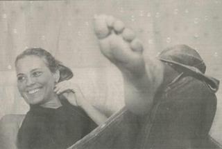 Carolina Dieckmann feet photo thumbnail