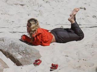 Carolina Dieckmann feet photo thumbnail