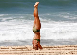 Carolina Dieckmann feet photo thumbnail