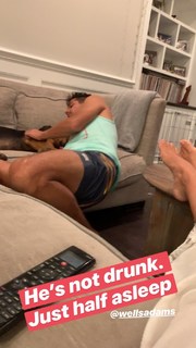 Sarah Hyland feet photo thumbnail
