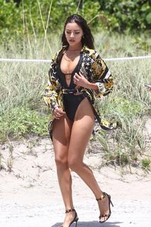 Olivia Culpo feet photo thumbnail