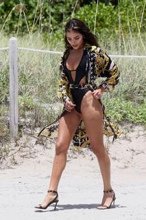 Olivia Culpo feet photo thumbnail