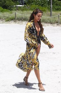 Olivia Culpo feet photo thumbnail