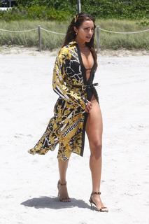 Olivia Culpo feet photo thumbnail