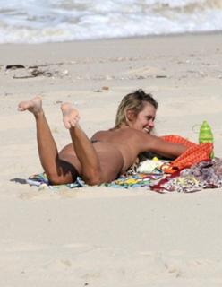 Carolina Dieckmann feet photo thumbnail