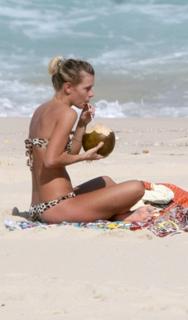 Carolina Dieckmann feet photo thumbnail