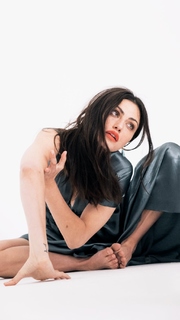 Phoebe Tonkin feet photo thumbnail