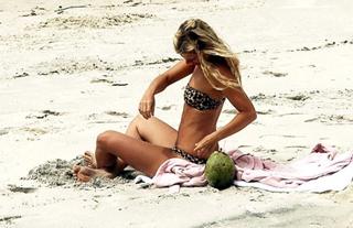 Carolina Dieckmann feet photo thumbnail
