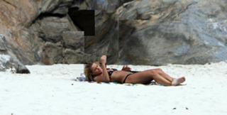 Carolina Dieckmann feet photo thumbnail