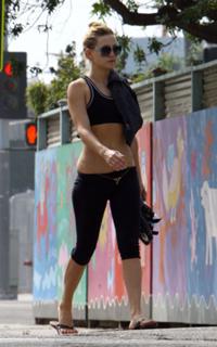 Kate Hudson feet photo thumbnail