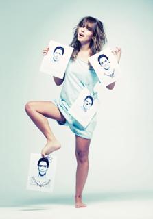 Carolina Dieckmann feet photo thumbnail