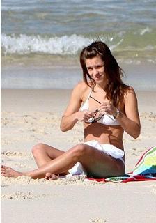 Carolina Dieckmann feet photo thumbnail