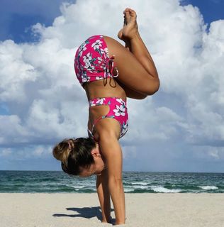 Kino MacGregor feet photo thumbnail