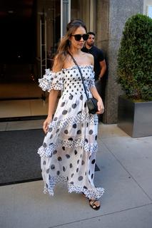 Jessica Alba feet photo thumbnail