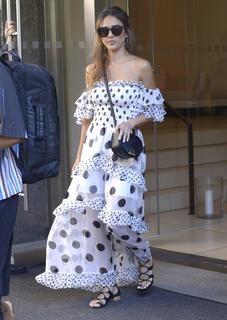 Jessica Alba feet photo thumbnail