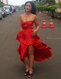 Kareena Kapoor feet photo thumbnail