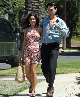 Vanessa Hudgens feet photo thumbnail
