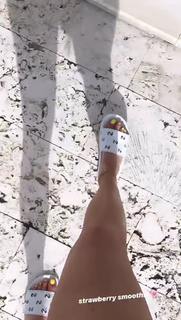 Kylie Jenner feet photo thumbnail
