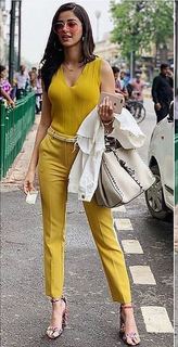 Ananya Pandey feet photo thumbnail
