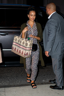 Jessica Alba feet photo thumbnail